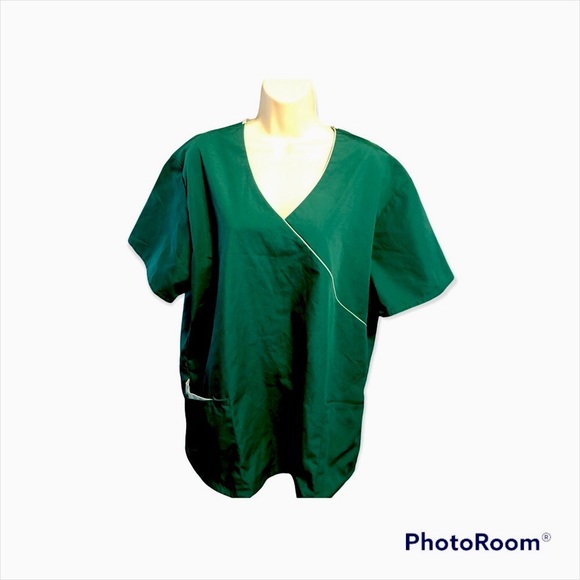 Women’s Kelly Green Adar nursing Uniform top with pockets - Picture 2 of 8